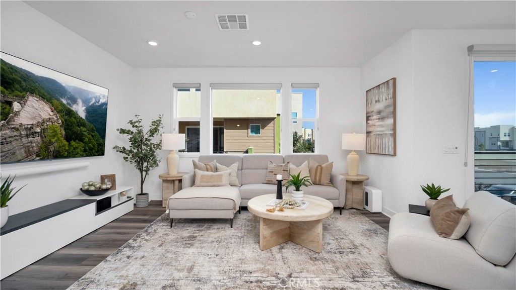 Image 12 of property listing at 1669 W Lincoln Avenue 102, Anaheim, CA 92801