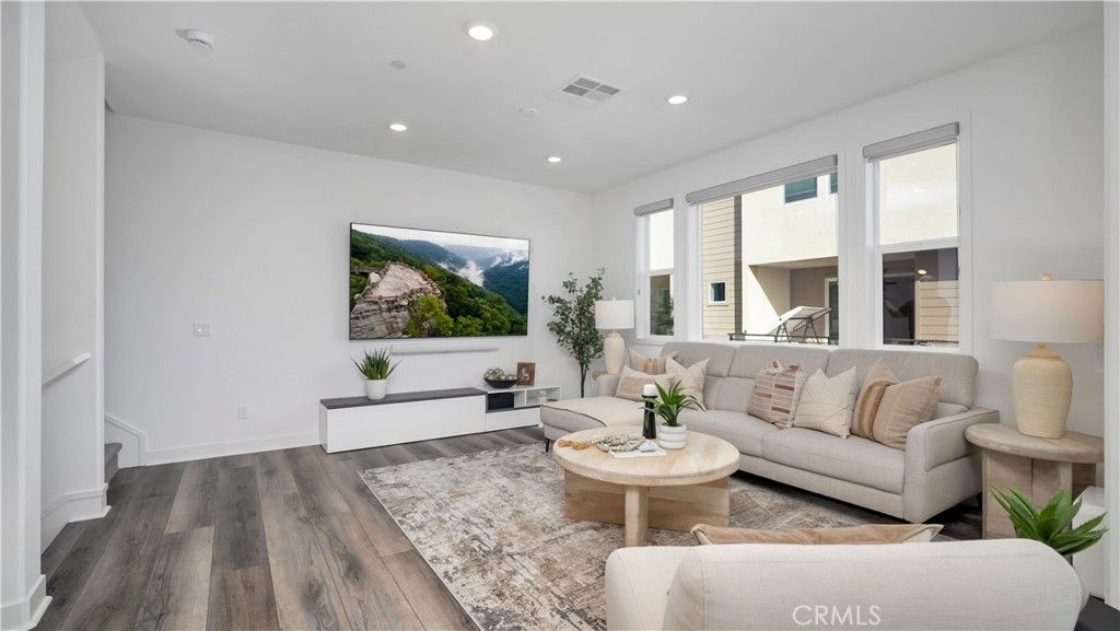 Image 13 of property listing at 1669 W Lincoln Avenue 102, Anaheim, CA 92801