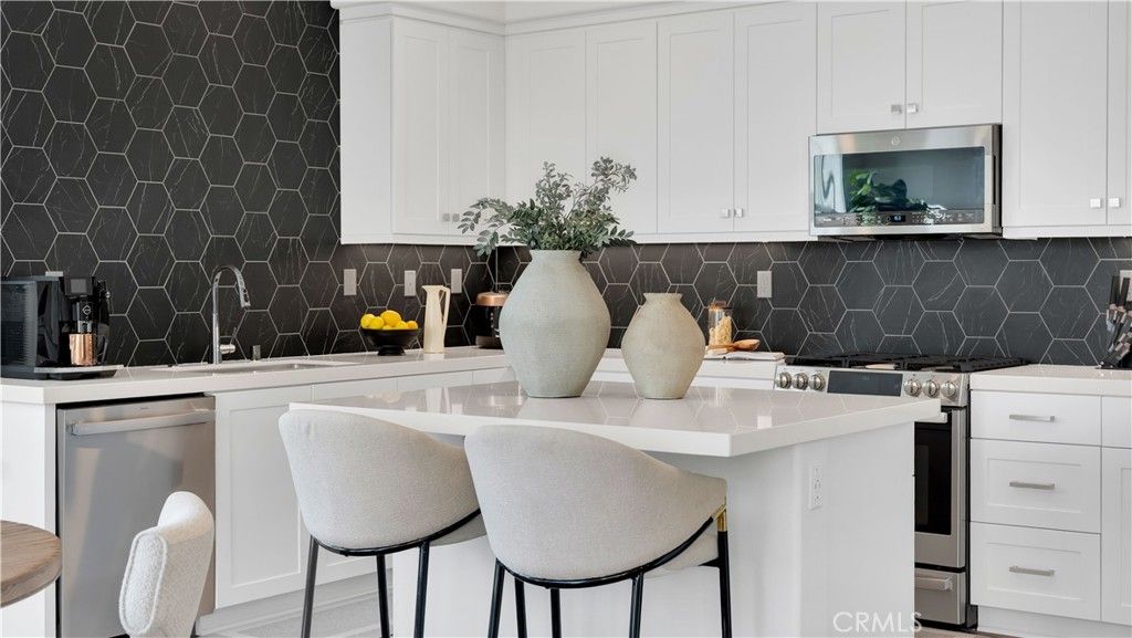 Image 4 of property listing at 1669 W Lincoln Avenue 102, Anaheim, CA 92801