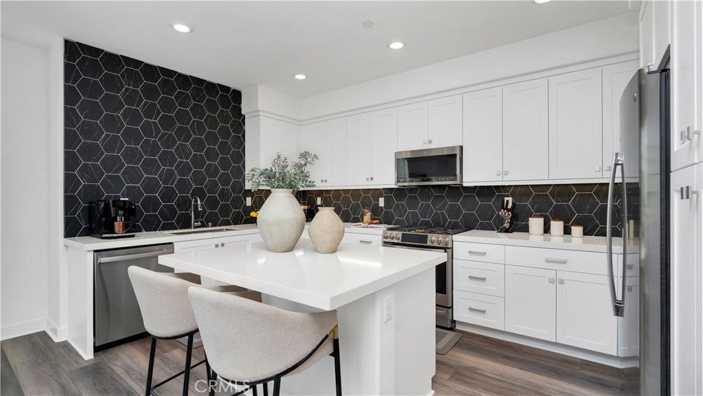 Image 5 of property listing at 1669 W Lincoln Avenue 102, Anaheim, CA 92801