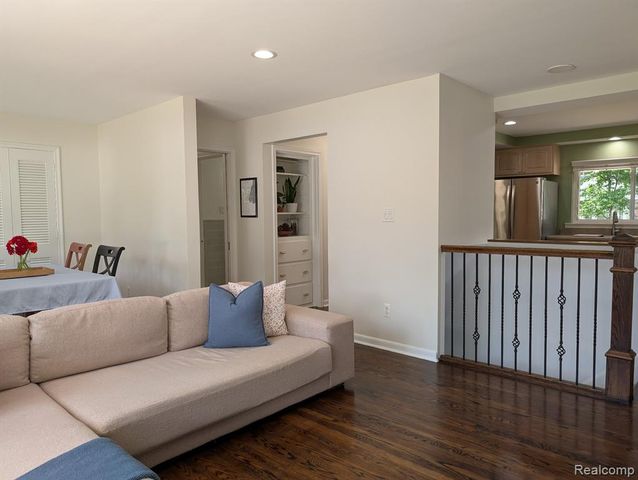 15669 Buckingham Avenue, Beverly Hills, MI 48025
