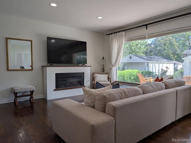 15669 Buckingham Avenue, Beverly Hills, MI 48025