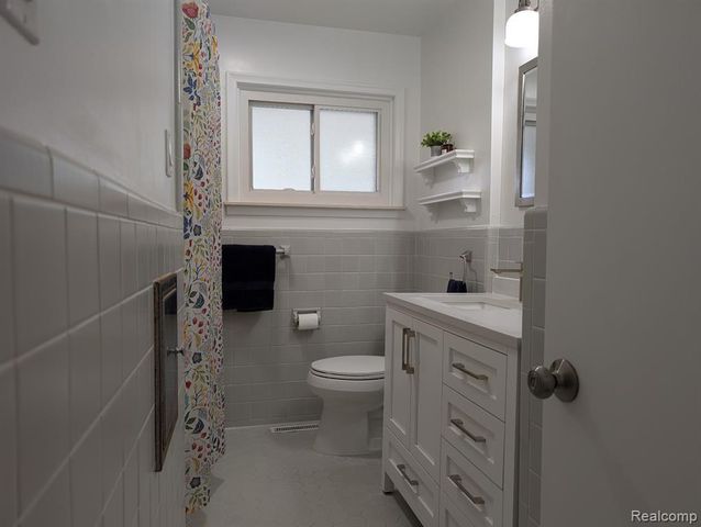 15669 Buckingham Avenue, Beverly Hills, MI 48025