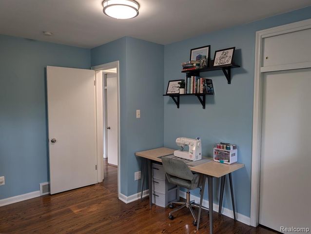 15669 Buckingham Avenue, Beverly Hills, MI 48025