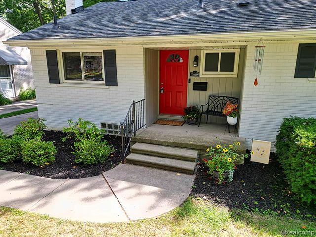 15669 Buckingham Avenue, Beverly Hills, MI 48025