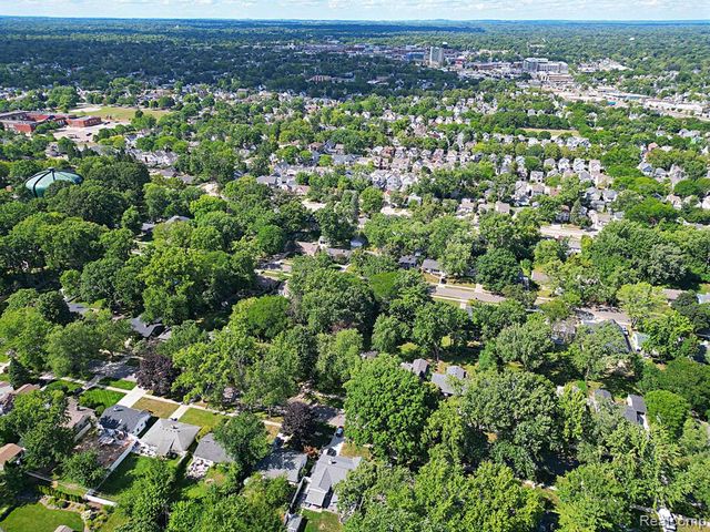 15669 Buckingham Avenue, Beverly Hills, MI 48025