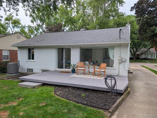 15669 Buckingham Avenue, Beverly Hills, MI 48025
