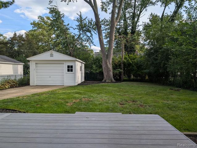 15669 Buckingham Avenue, Beverly Hills, MI 48025
