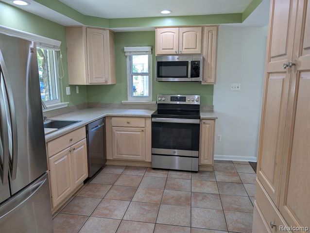 15669 Buckingham Avenue, Beverly Hills, MI 48025