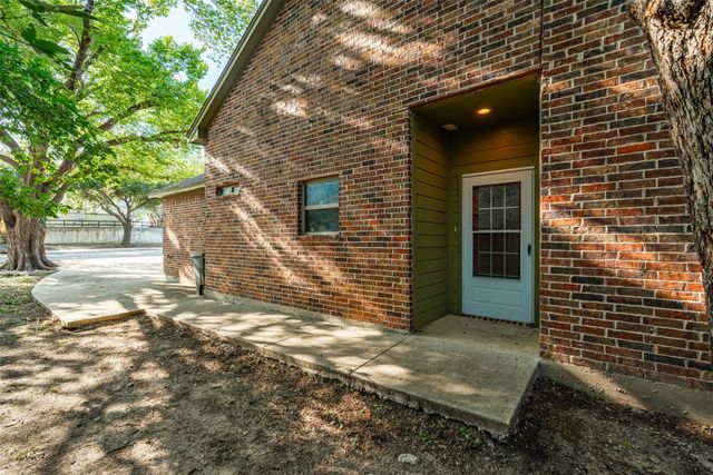 103 Del Rio Avenue, Benbrook, TX 76126