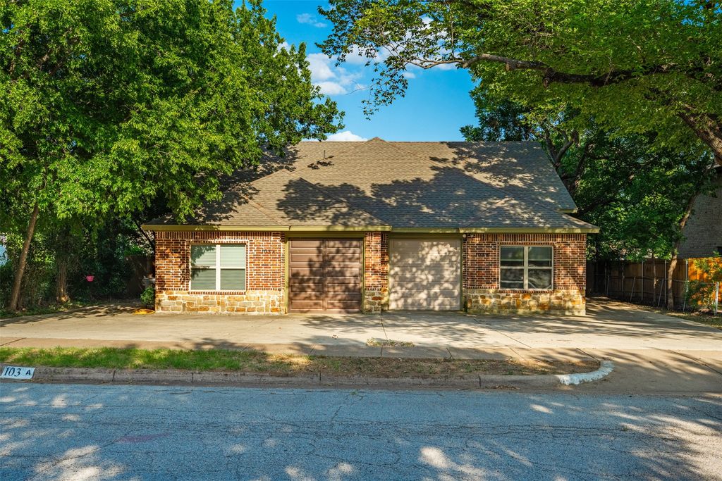 103 Del Rio Avenue, Benbrook, TX 76126