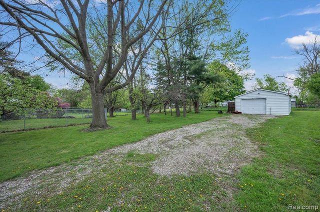 1084 E Grand Blanc Road, Grand Blanc, MI 48439