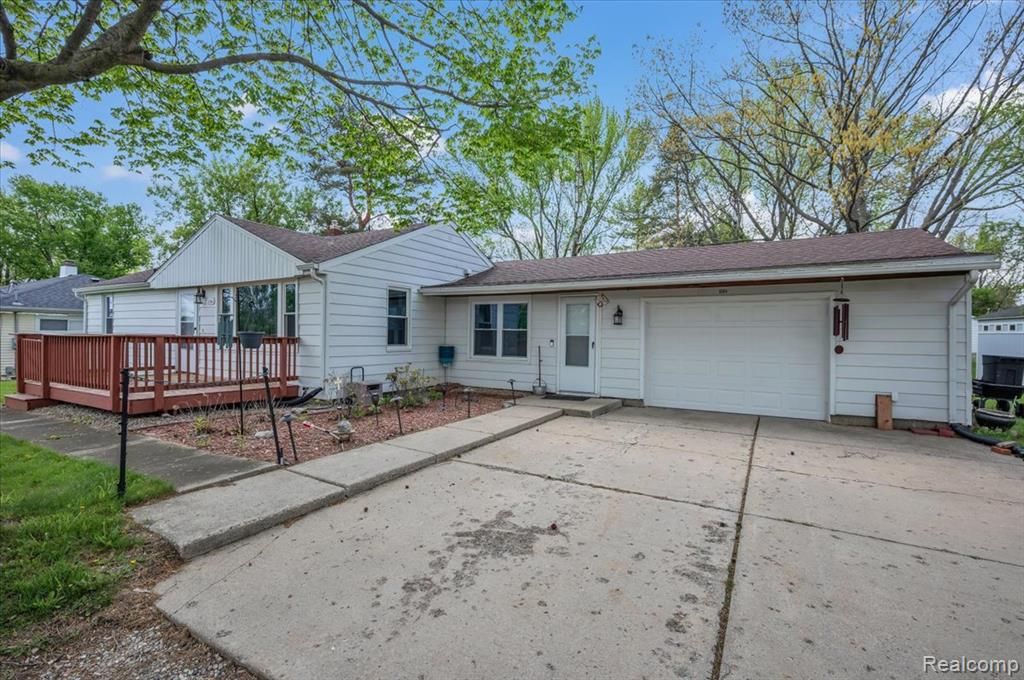 1084 E Grand Blanc Road, Grand Blanc, MI 48439