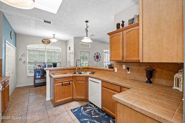 942 Peachland Avenue NE, Palm Bay, FL 32907