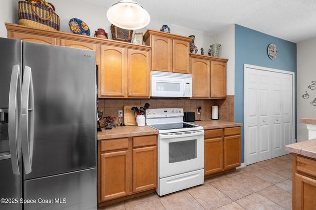 942 Peachland Avenue NE, Palm Bay, FL 32907