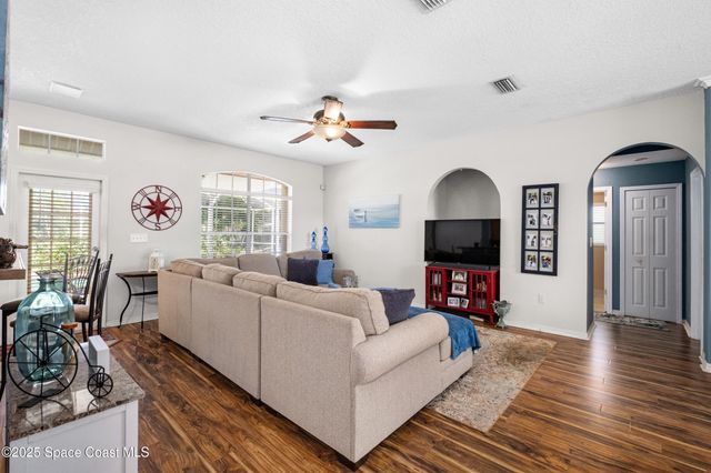942 Peachland Avenue NE, Palm Bay, FL 32907