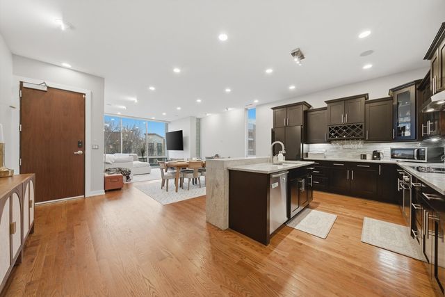 925 N Larrabee Street 2N, Chicago, IL 60610