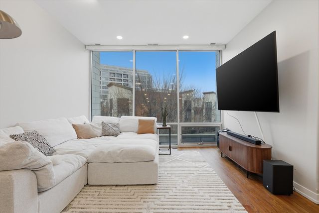 925 N Larrabee Street 2N, Chicago, IL 60610