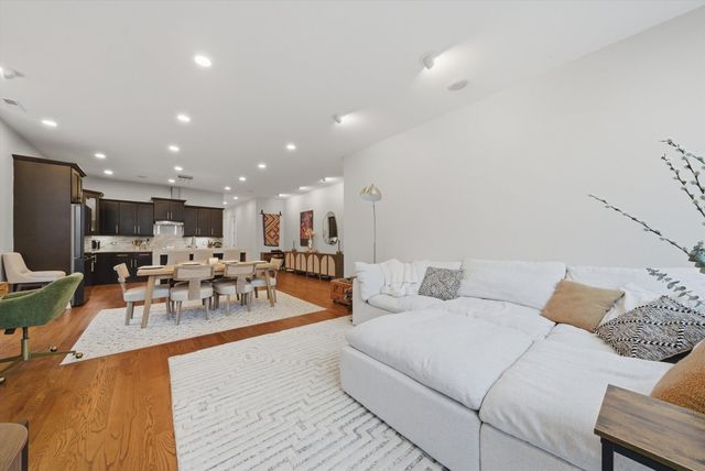 925 N Larrabee Street 2N, Chicago, IL 60610