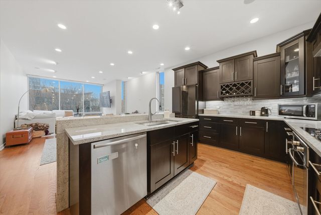 925 N Larrabee Street 2N, Chicago, IL 60610