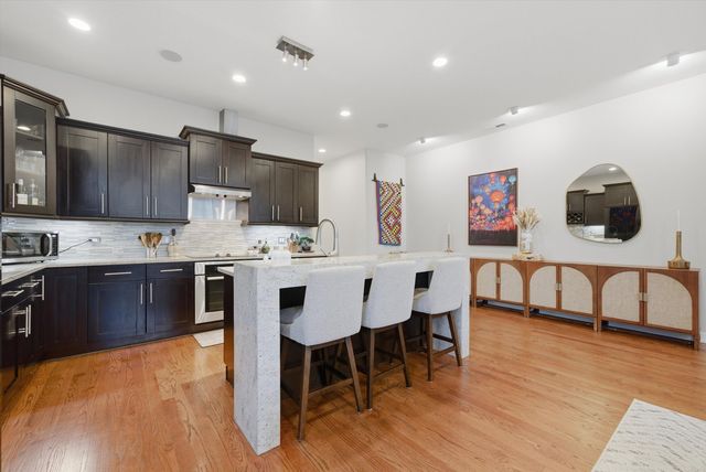 925 N Larrabee Street 2N, Chicago, IL 60610