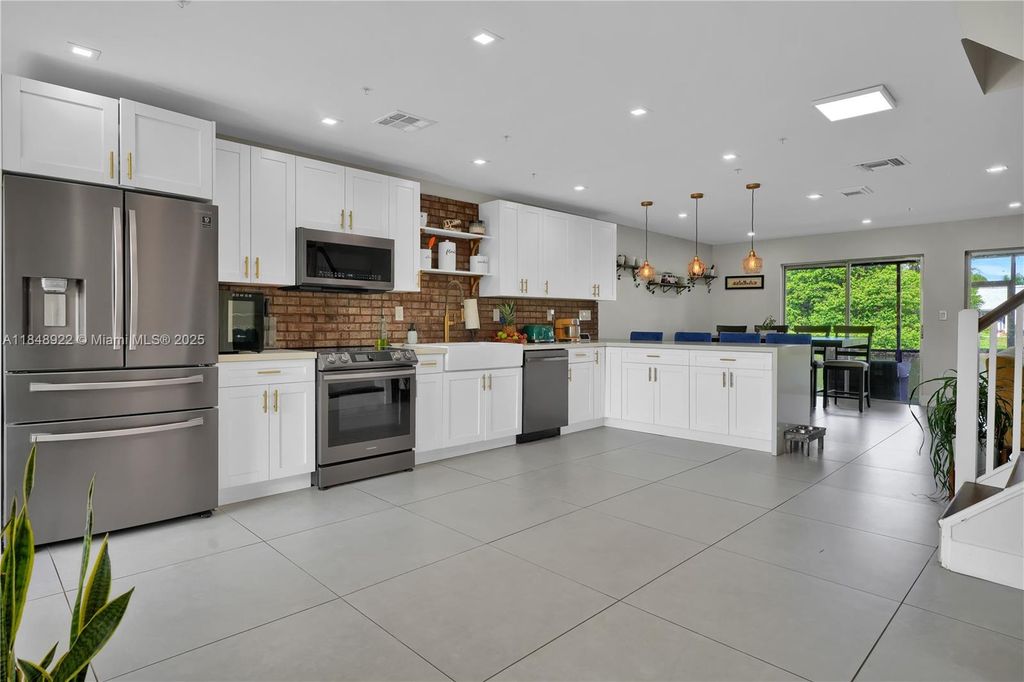 8330 SW 154th Ave 37, Miami, FL 33193