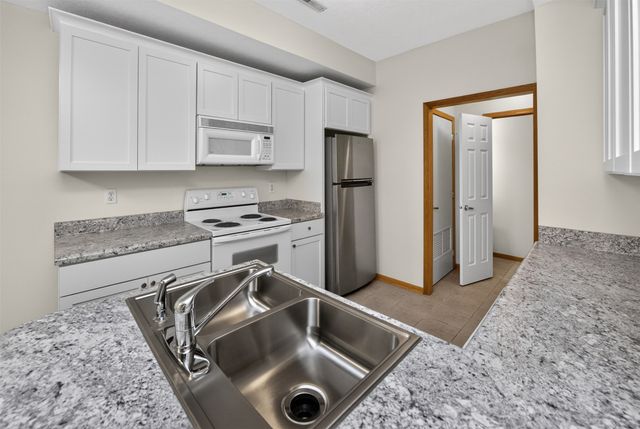 1183 S 52nd Street 1303, West Des Moines, IA 50265