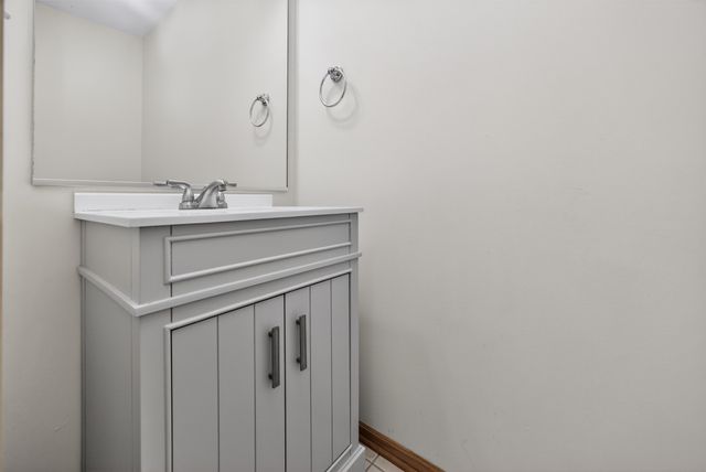 1183 S 52nd Street 1303, West Des Moines, IA 50265