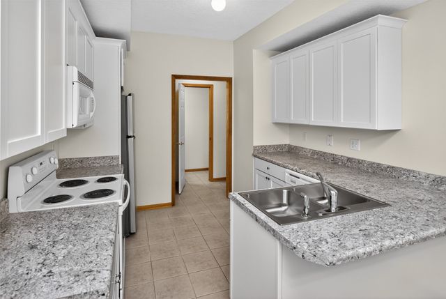 1183 S 52nd Street 1303, West Des Moines, IA 50265