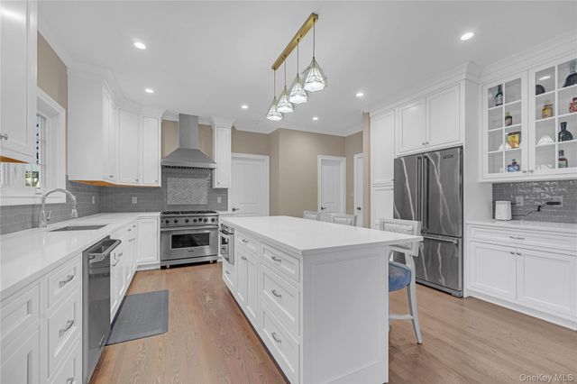 76 Northern Parkway W, Plainview, NY 11803