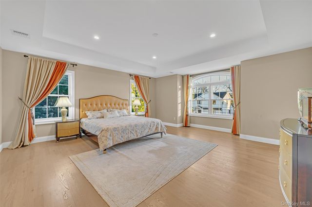 76 Northern Parkway W, Plainview, NY 11803