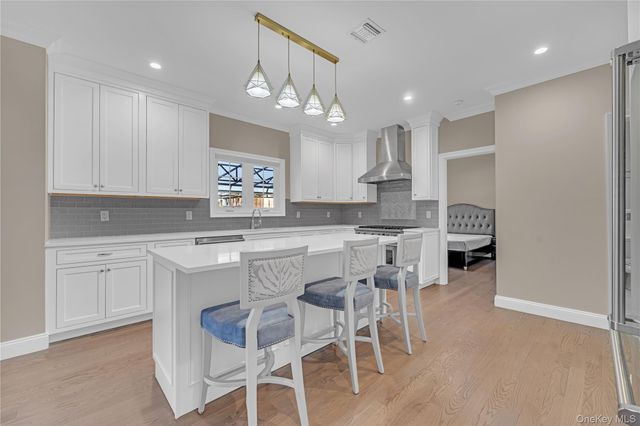 76 Northern Parkway W, Plainview, NY 11803