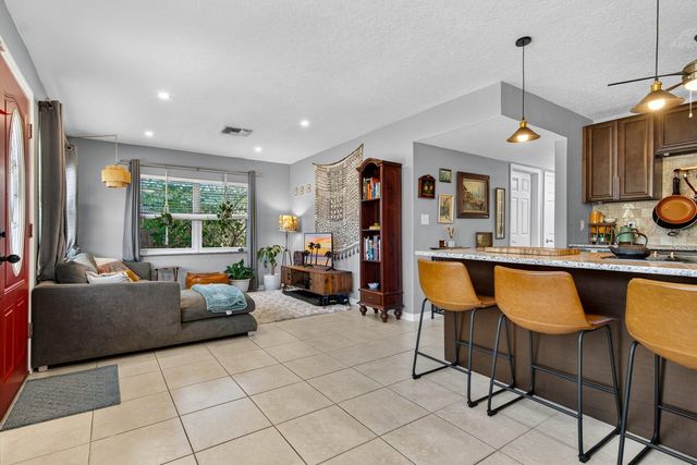 7142 34TH AVENUE N, St Petersburg, FL 33710