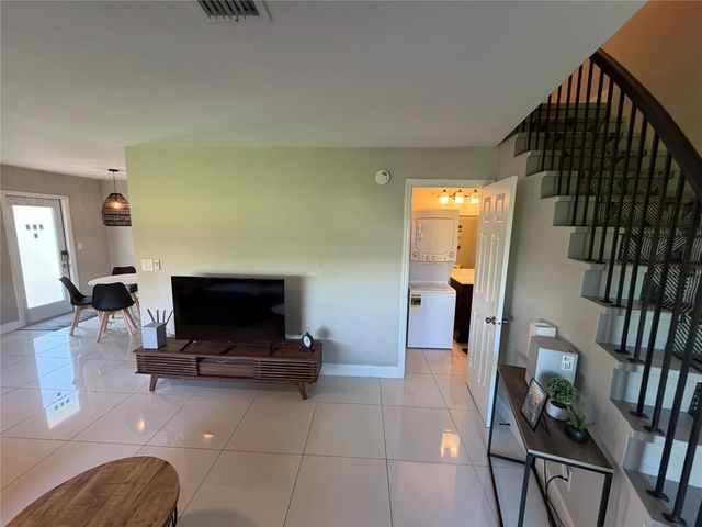 608 NE 29th Drive 1, Wilton Manors, FL 33334