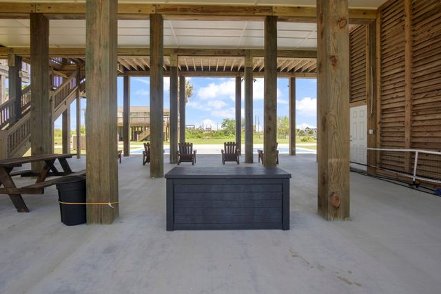 929 Magnolia Lane, Port Bolivar, TX 77650