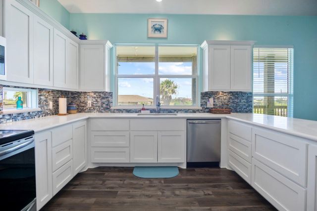 929 Magnolia Lane, Port Bolivar, TX 77650