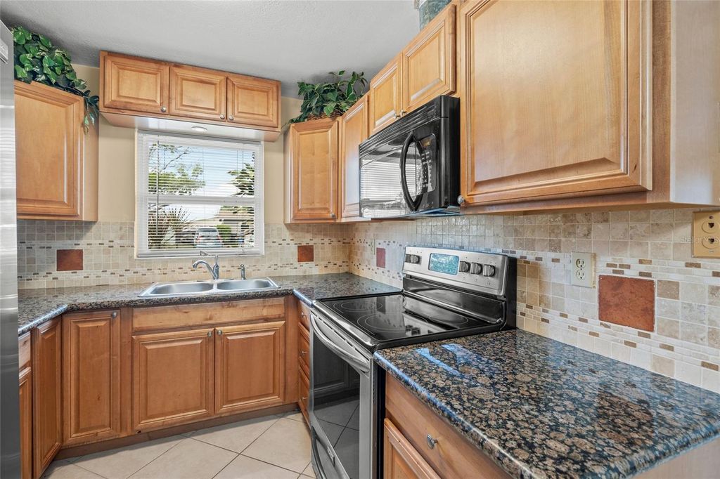 Image 9 of property listing at 1036 HOPE STREET, Venice, FL 34285