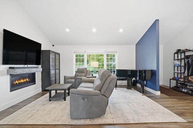 39 Jean Cir, Chicopee, MA 01020