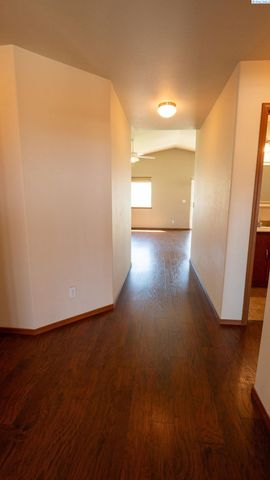 1608 Cactus Loop, Richland, WA 99352