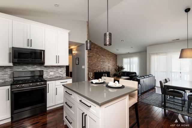 10820 Kathleen Court D, Palos Hills, IL 60465