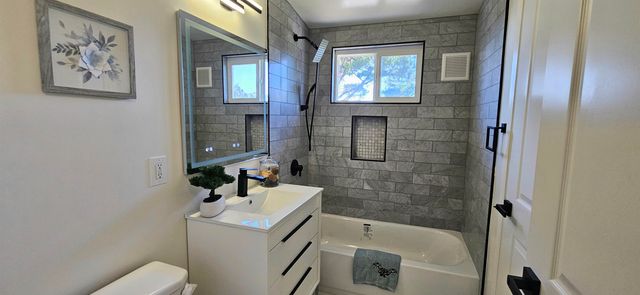 7030 Snake Rd, Oakland, CA 94611