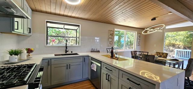 7030 Snake Rd, Oakland, CA 94611