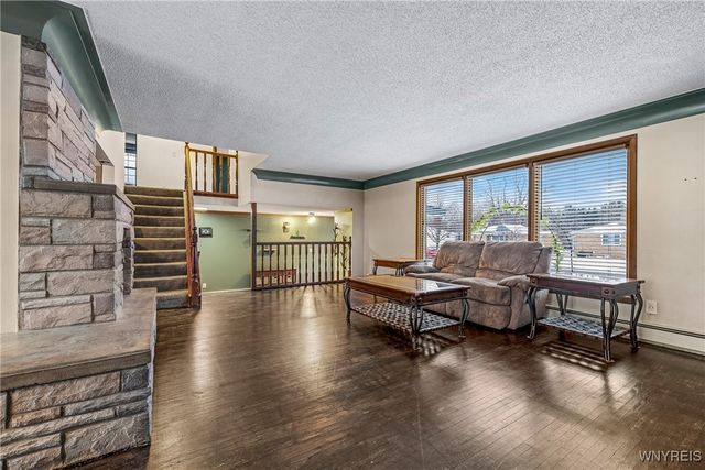 121 Elmsford Drive, West Seneca, NY 14224