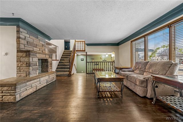 121 Elmsford Drive, West Seneca, NY 14224