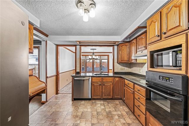 121 Elmsford Drive, West Seneca, NY 14224