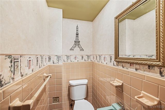 121 Elmsford Drive, West Seneca, NY 14224