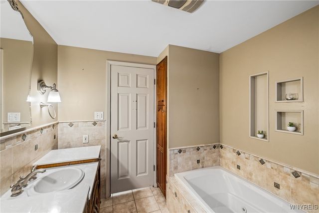 121 Elmsford Drive, West Seneca, NY 14224