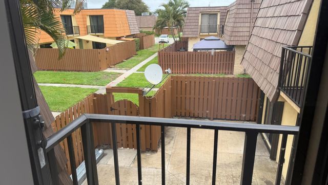 882 Springdale Circle 88-b, Palm Springs, FL 33461