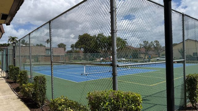 882 Springdale Circle 88-b, Palm Springs, FL 33461