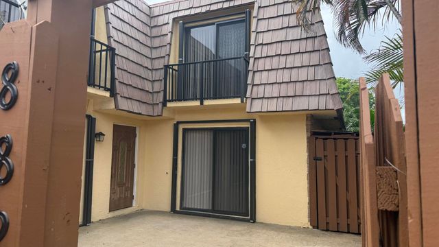 882 Springdale Circle 88-b, Palm Springs, FL 33461